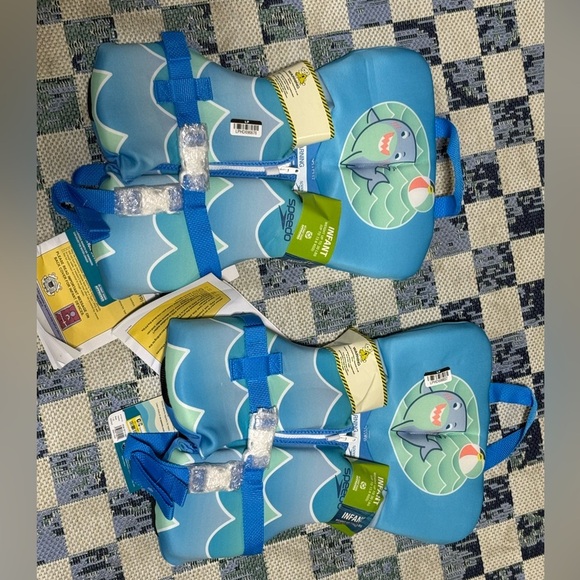 2 New infant Speedo life jackets up to 30lbs - Picture 2 of 5